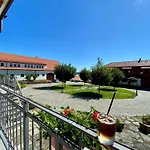 ホテル Hotelovy A Jezdecky Areal Dvur Krutěnice