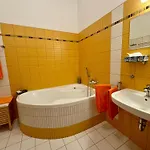 ホテル Hotelovy A Jezdecky Areal Dvur