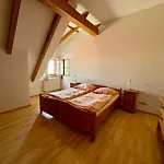 Hotelovy A Jezdecky Areal Dvur ホテル 4*