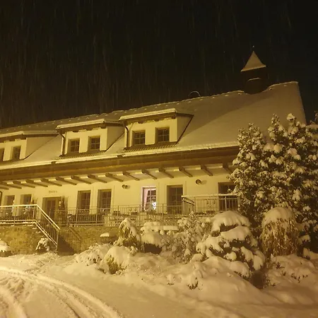 Hotelovy A Jezdecky Areal Dvur Hotel Krutenice