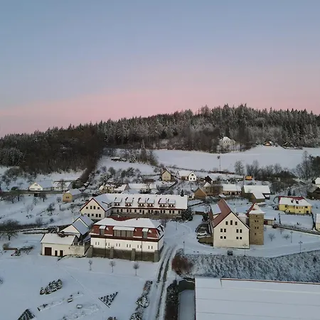 Hotelový A Jezdecký Areál Dvůr Hotel