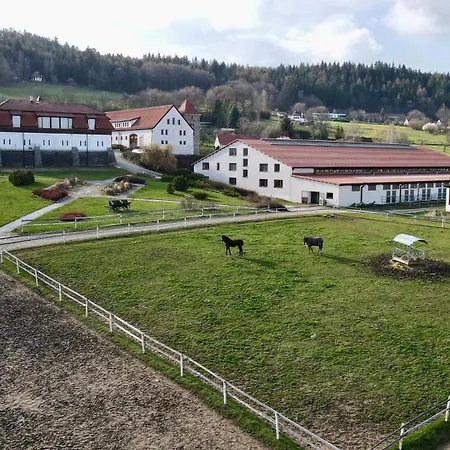 Hotelový A Jezdecký Areál Dvůr 4*