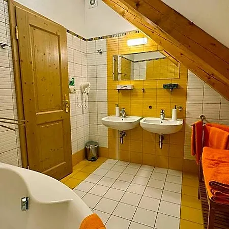 Hotelovy A Jezdecky Areal Dvur 4* Krutenice