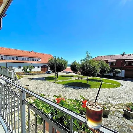 Hotelovy A Jezdecky Areal Dvur 4*