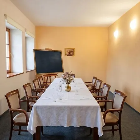 Hotelovy A Jezdecky Areal Dvur Krutěnice