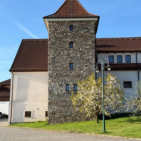 Hotelovy A Jezdecky Areal Dvur 4*
