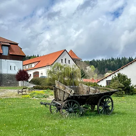 Hotelovy A Jezdecky Areal Dvur Krutěnice