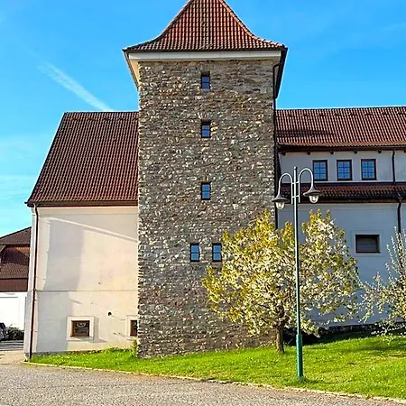 Hotelovy A Jezdecky Areal Dvur