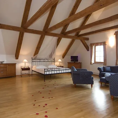 Hotelovy A Jezdecky Areal Dvur 4*