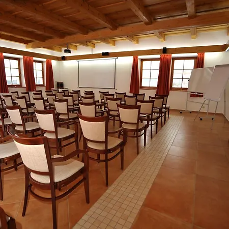 Hotelovy A Jezdecky Areal Dvur Hotel Krutenice