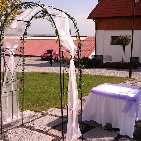 Hotelovy A Jezdecky Areal Dvur Hotel Krutenice