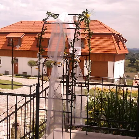 Hotelovy A Jezdecky Areal Dvur Hotel