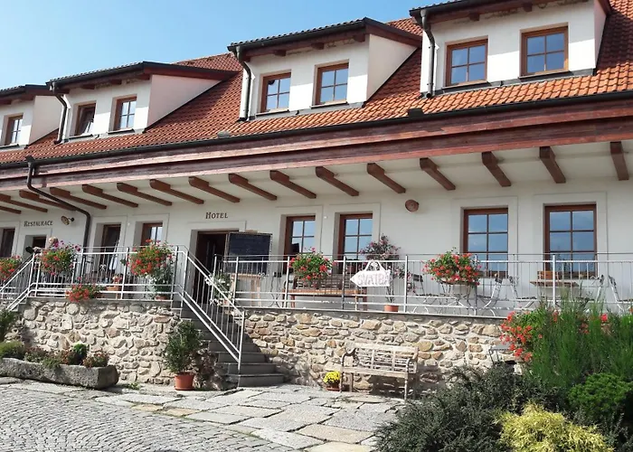Hotelový A Jezdecký Areál Dvůr